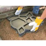 Quikrete 2 in. x 24 in. x 24 in. Country Stone Walk Maker 692132